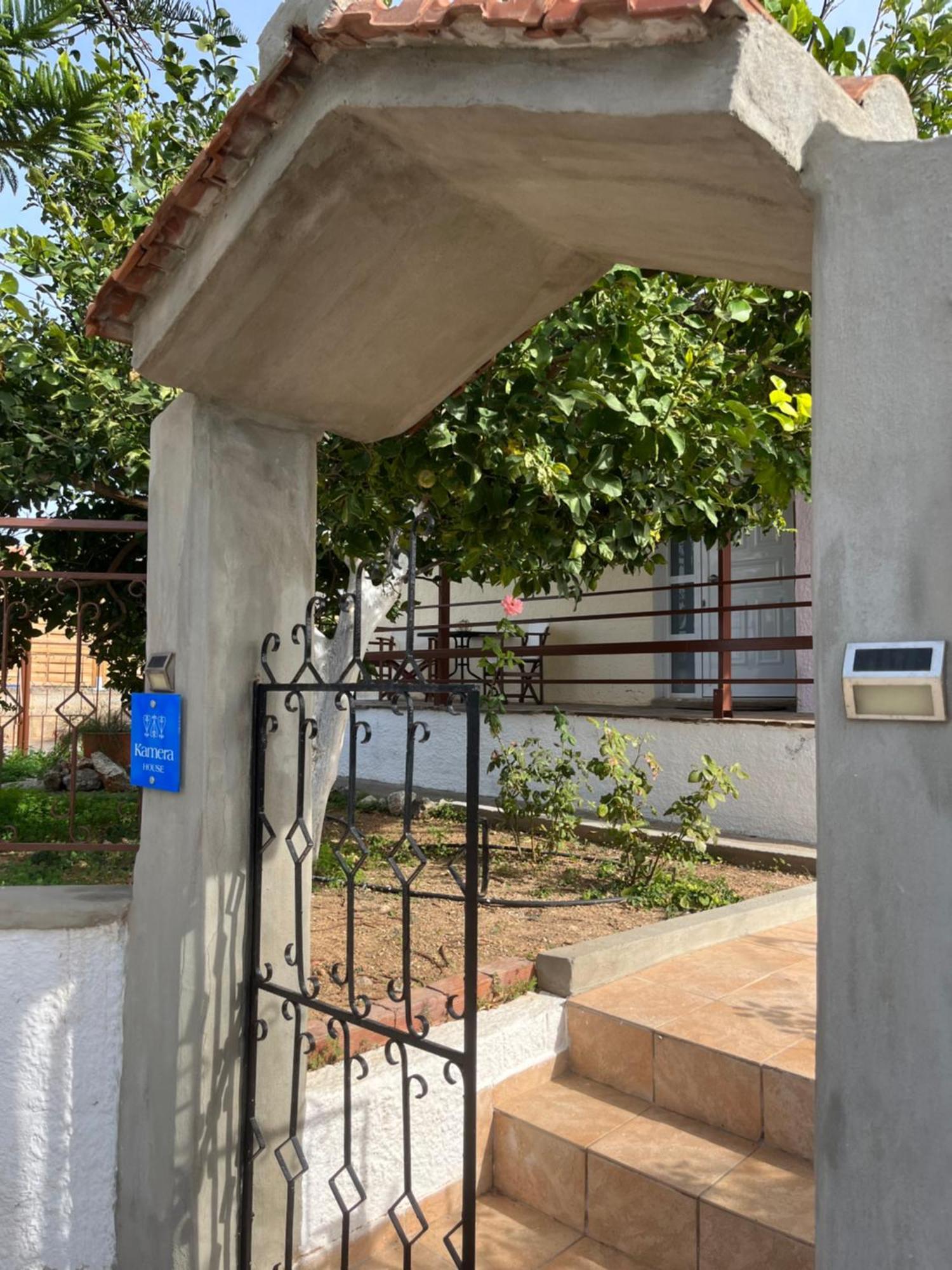 Kamera House Khordhakion Exterior photo